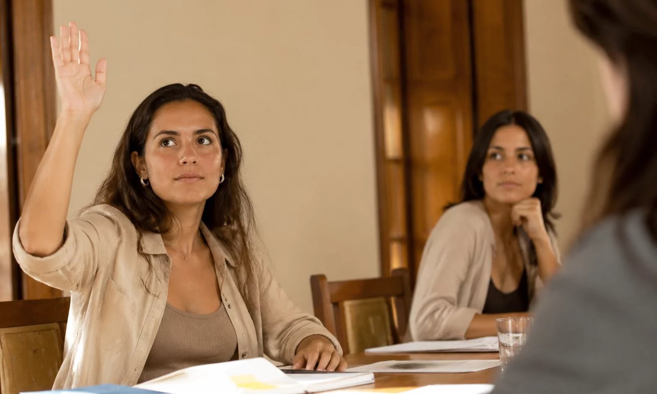 Dois participantes organizando a próxima rodada com caderno e marca-texto